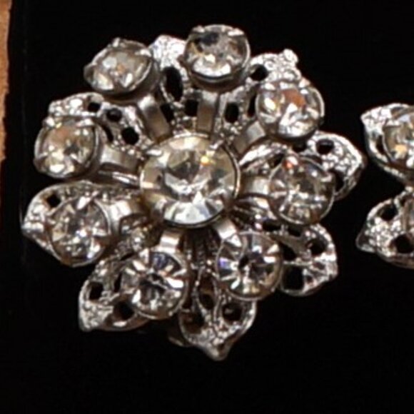 Vintage Tiered Crystal Floral Cluster Earrings Ornate Petal Silver Tone Clip-on - Picture 3 of 9